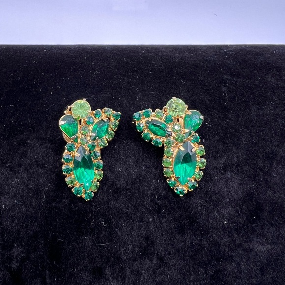 RARE WEISS, Vintage Weiss Dazzling Green Faceted Rhinestone Clip On Earrings - Picture 1 of 3